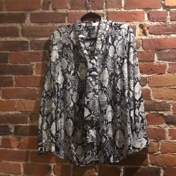 Jones New York Tops - Jones New York Snakeskin Print Tie Blouse L